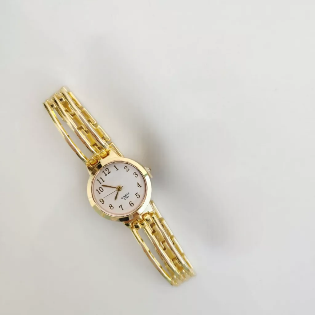 ساعت مچی عقربه‌ای کوارتز زنانه مدل ظریف بند دستبندی سه شاخه کد ۲