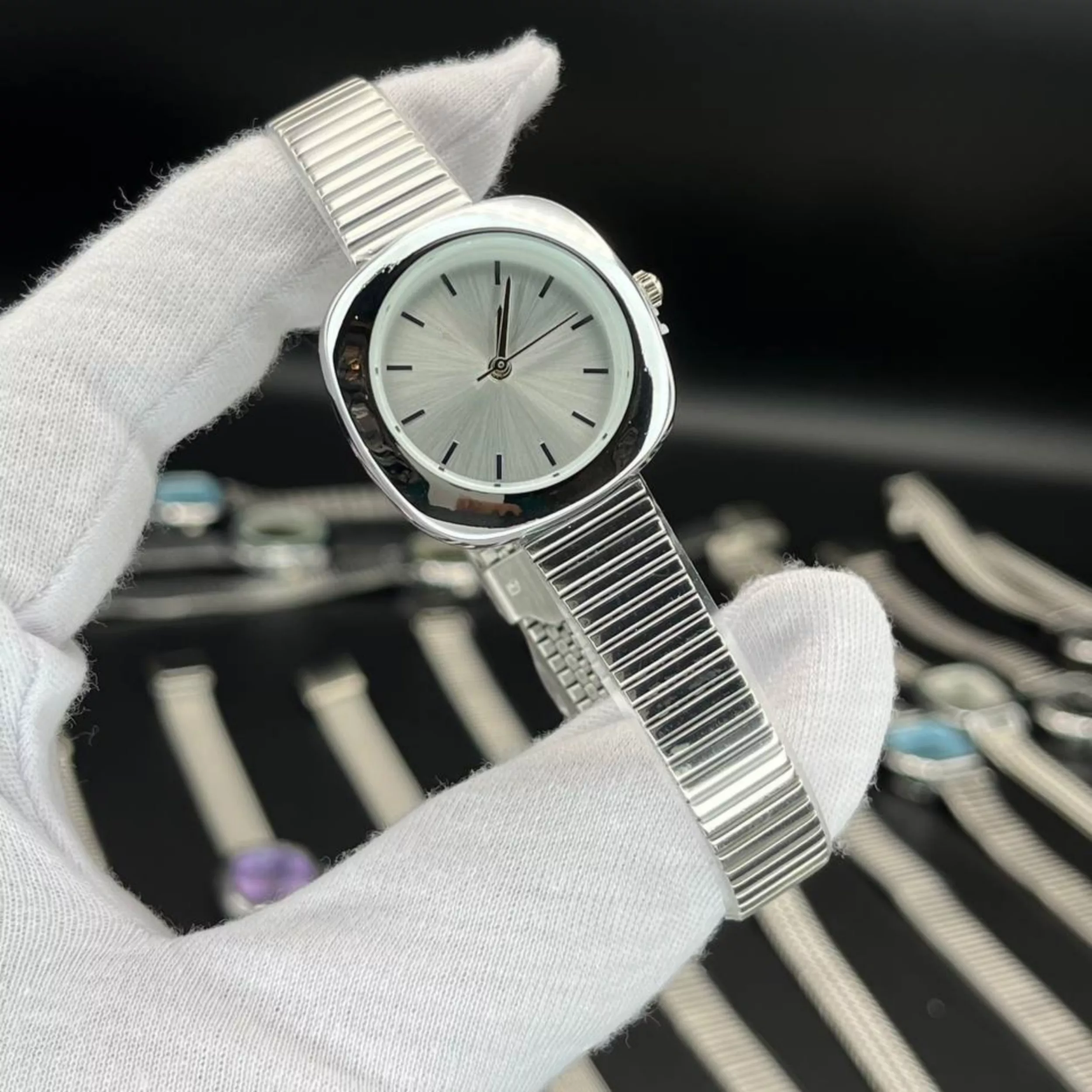 ساعت مچی عقربه‌ای کوارتز زنانه مدل لوکس اسپرت بند استیل طرح کرکره ای کد N2