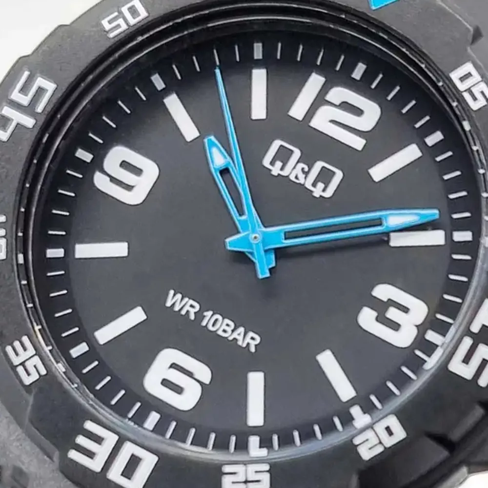 ساعت مچی عقربه ای کیو اند کیو مدل V02A-014VY