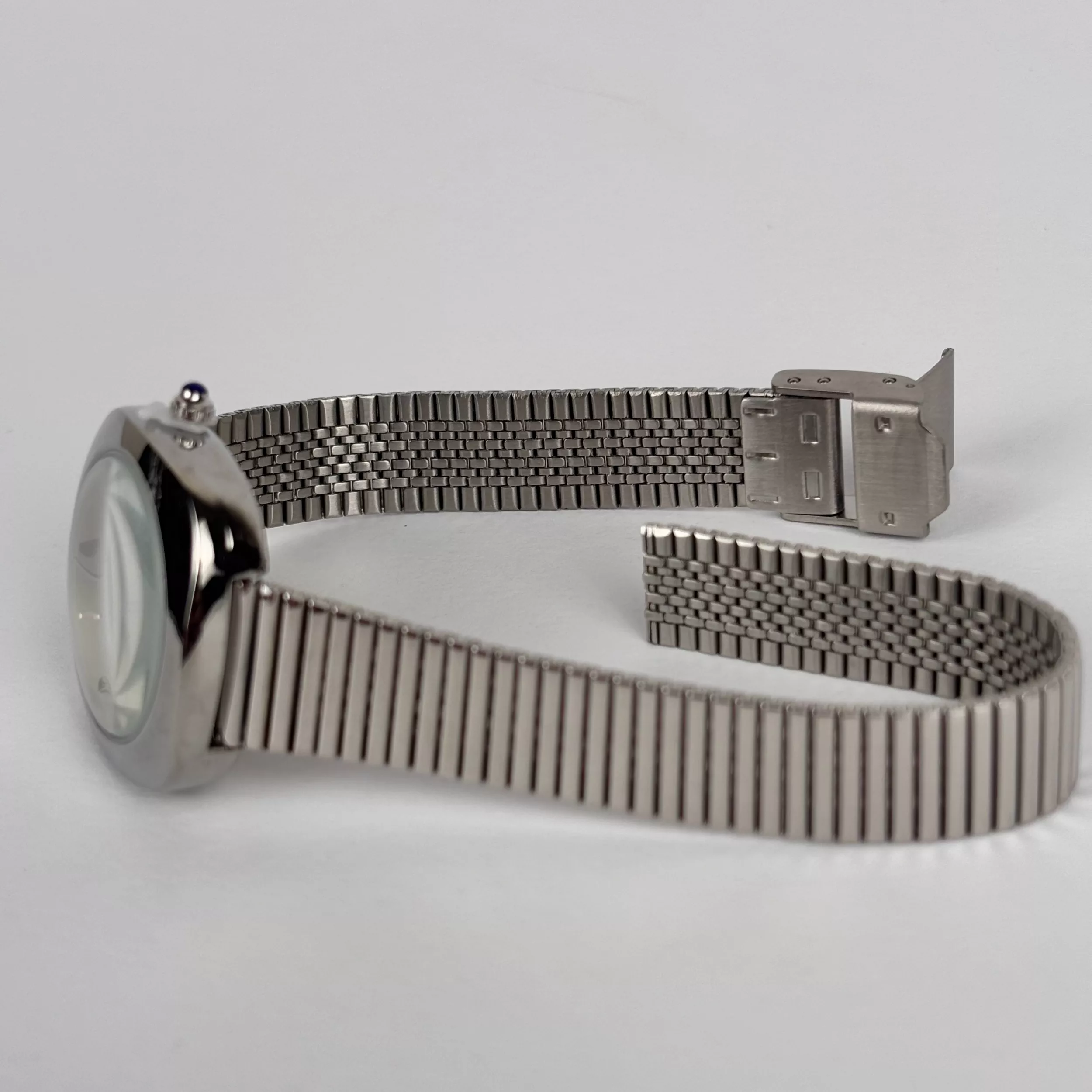 ساعت مچی عقربه‌ای کوارتز زنانه مدل کلاسیک بند کرکره‌ای کد ES-101