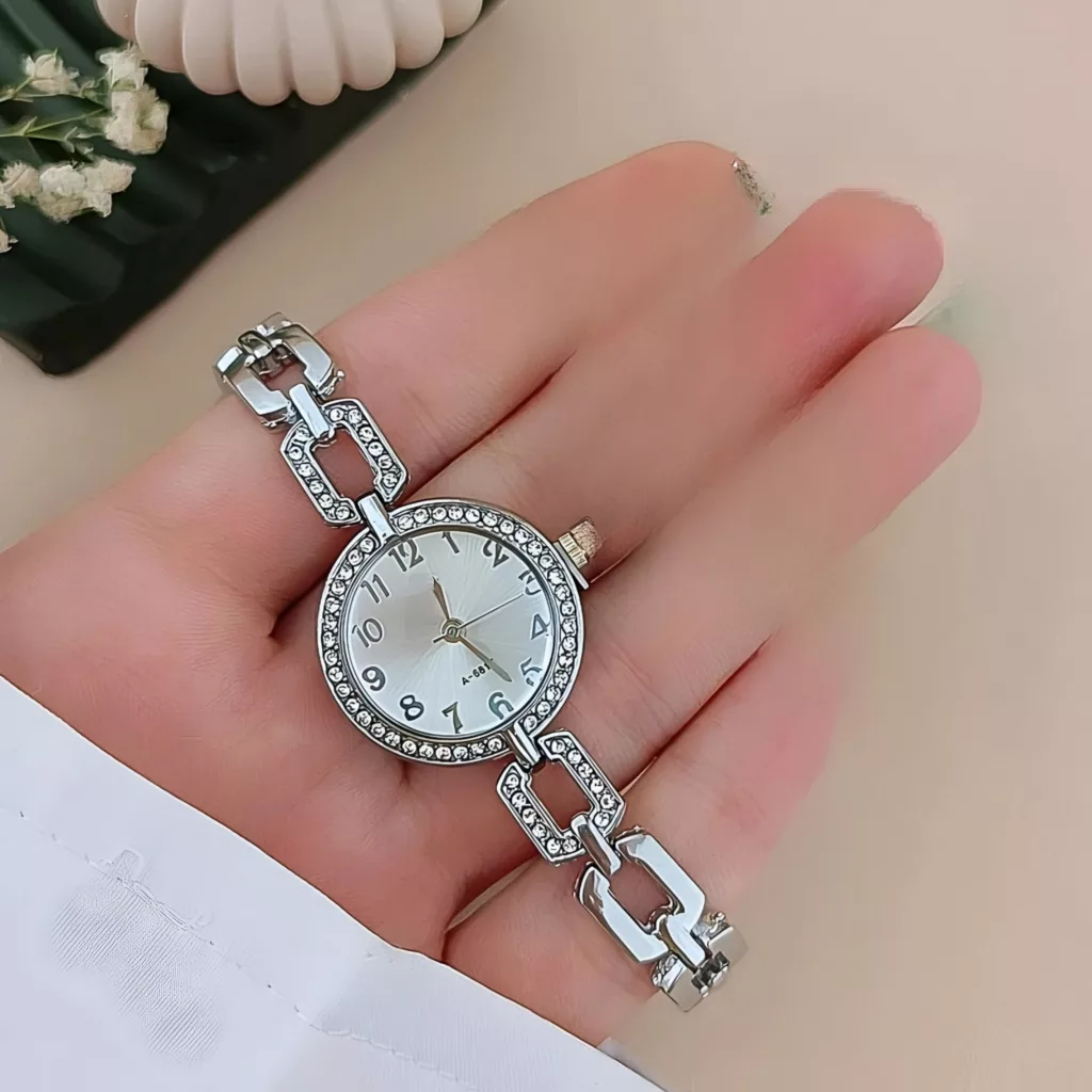 ساعت مچی عقربه‌ای کوارتز زنانه مدل لوکس بند دستبندی کد ۱.۳