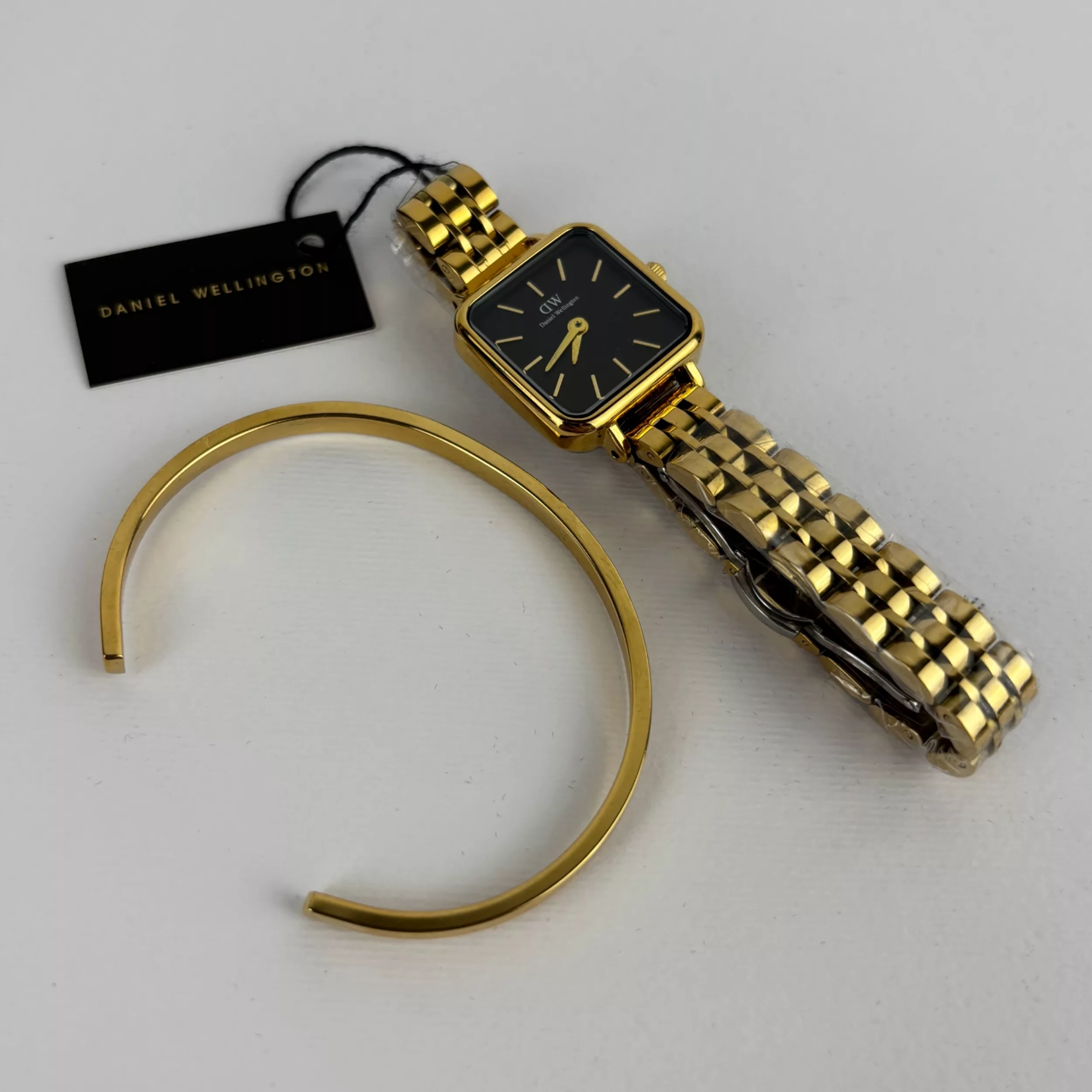 ست ساعت مچی عقربه‌ای کوارتز و دستبند زنانه دنیل ولینگتون مدل صفحه مربعی گلد کد DW-Q-4815