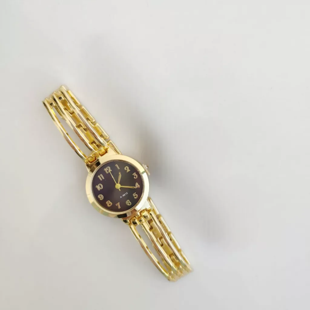 ساعت مچی عقربه‌ای کوارتز زنانه مدل ظریف بند دستبندی سه شاخه کد ۱