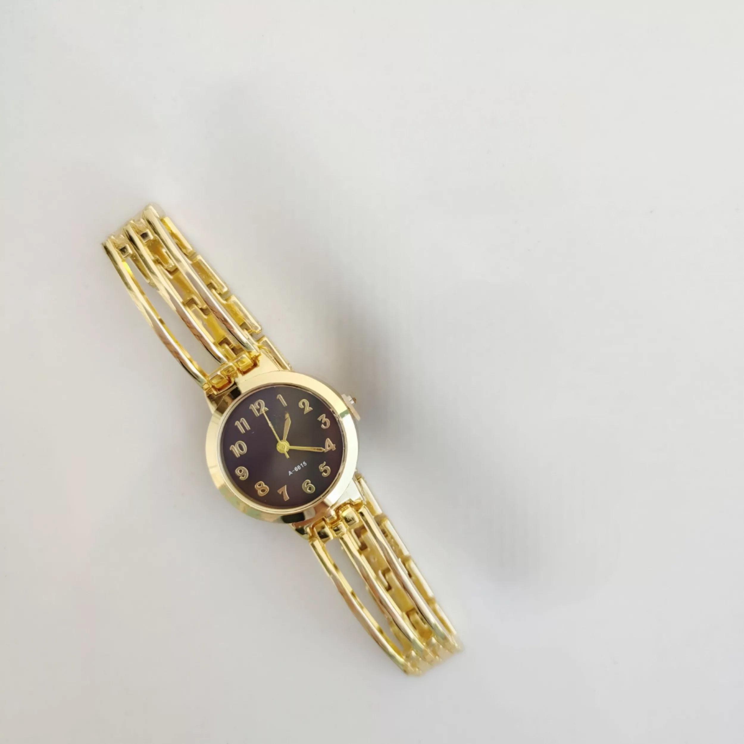 ساعت مچی عقربه‌ای کوارتز زنانه مدل ظریف بند دستبندی سه شاخه کد ۱