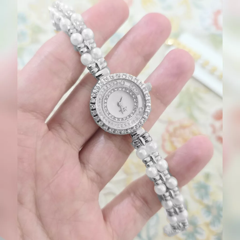 ساعت مچی عقربه‌ای کوارتز زنانه مدل لوکس بند دستبندی مرواریدی قاب دور شنی نگین دار کد ۱.۹