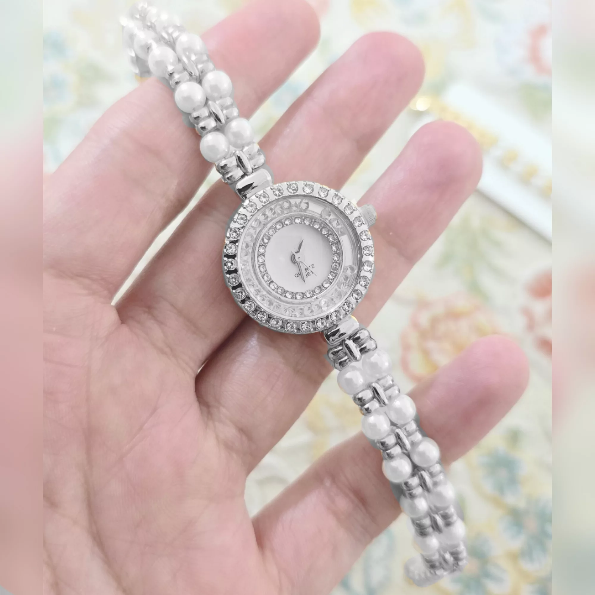 ساعت مچی عقربه‌ای کوارتز زنانه مدل لوکس بند دستبندی مرواریدی قاب دور شنی نگین دار کد ۱.۹