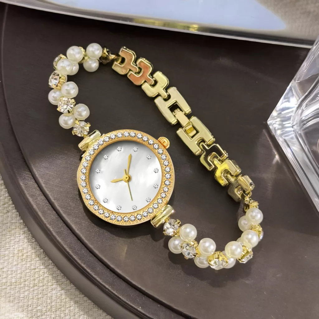 ساعت مچی عقربه‌ای کوارتز زنانه مدل لوکس بند دستبندی مرواریدی کد ۱.۳