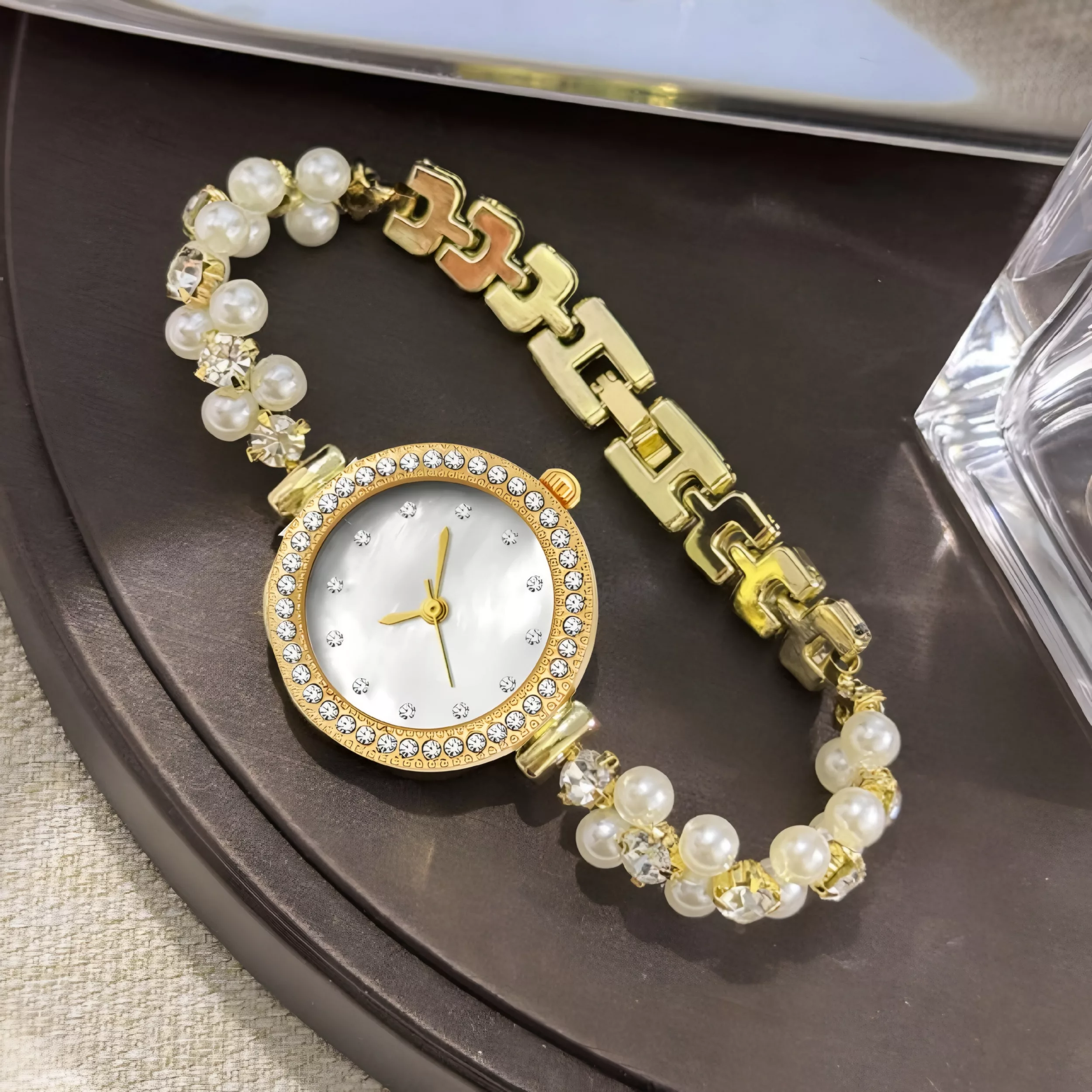 ساعت مچی عقربه‌ای کوارتز زنانه مدل لوکس بند دستبندی مرواریدی کد ۱.۳