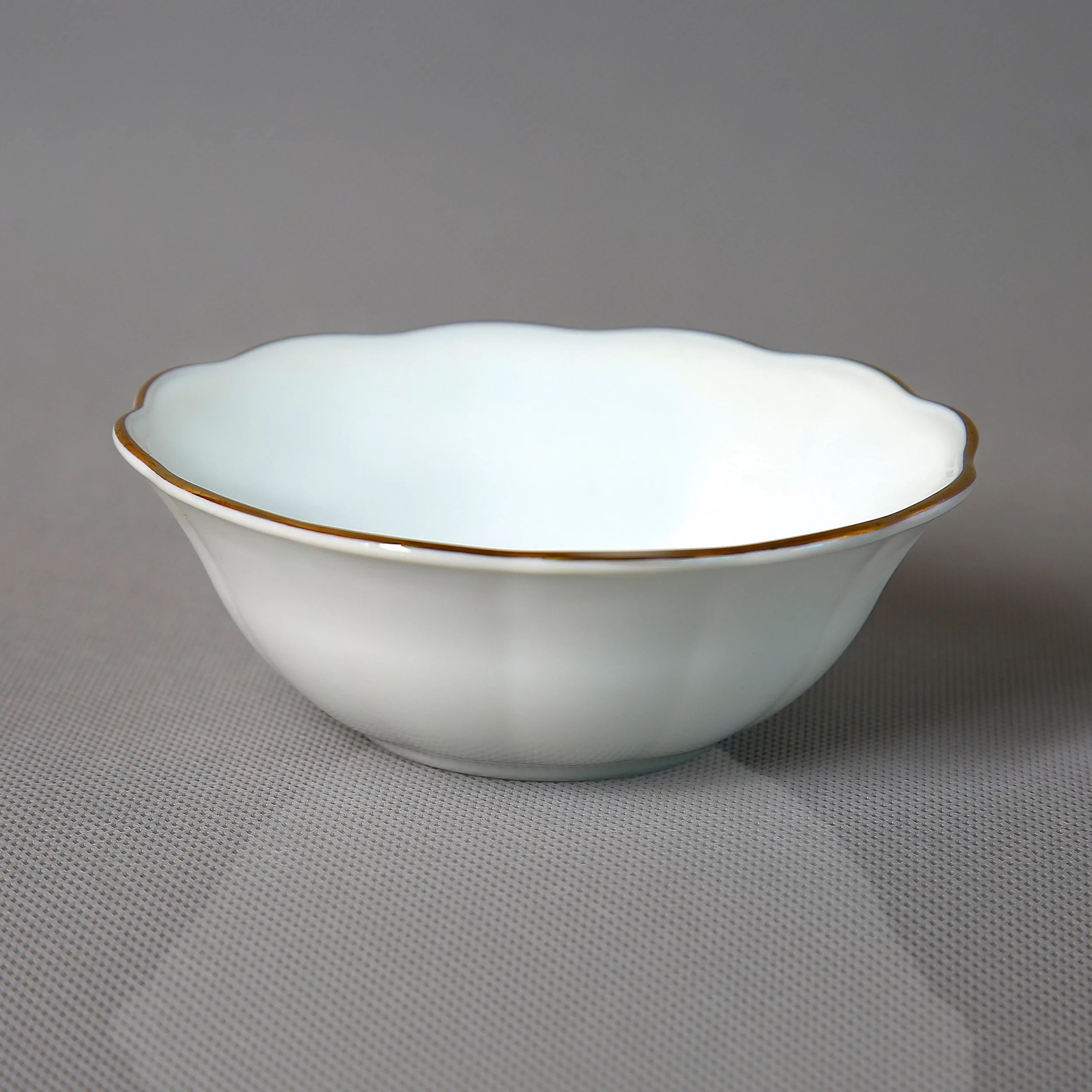 سرویس غذاخوری 26 پارچه مدل نیلوفری لب طلا