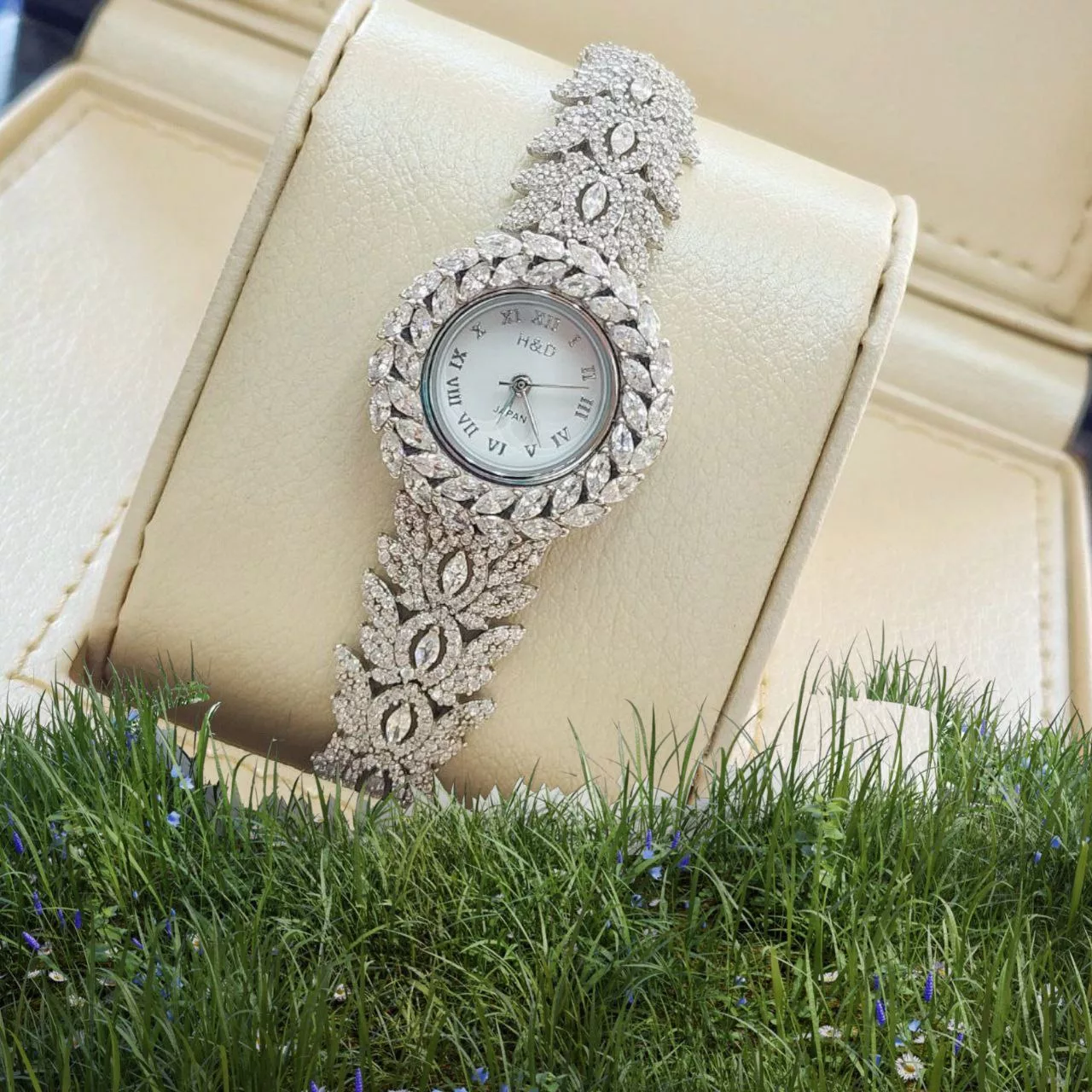 ساعت مچی عقربه ای نقره زنانه مدل باگت rzzdeh-051