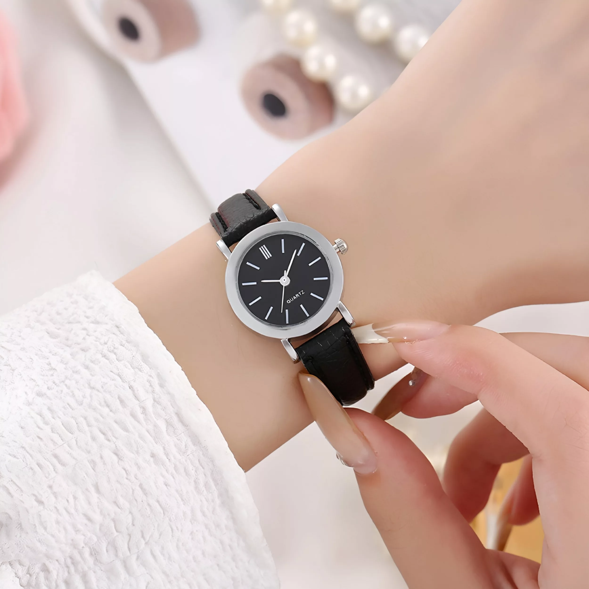 ساعت مچی عقربه ای زنانه مدل کلاسیک بند چرم کد 6