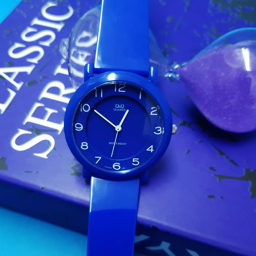 ساعت مچی عقربه ای زنانه و مردانه کیو اند کیو مدل vq94j020y