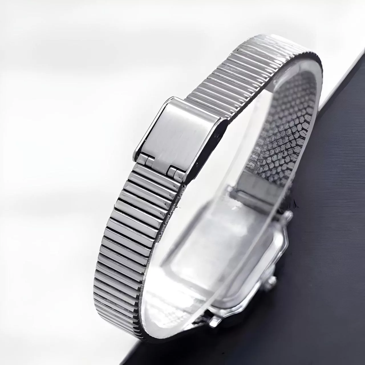 ساعت مچی عقربه‌ای کوارتز زنانه مدل کلاسیک بند ریلی طرح یونانی کد 100