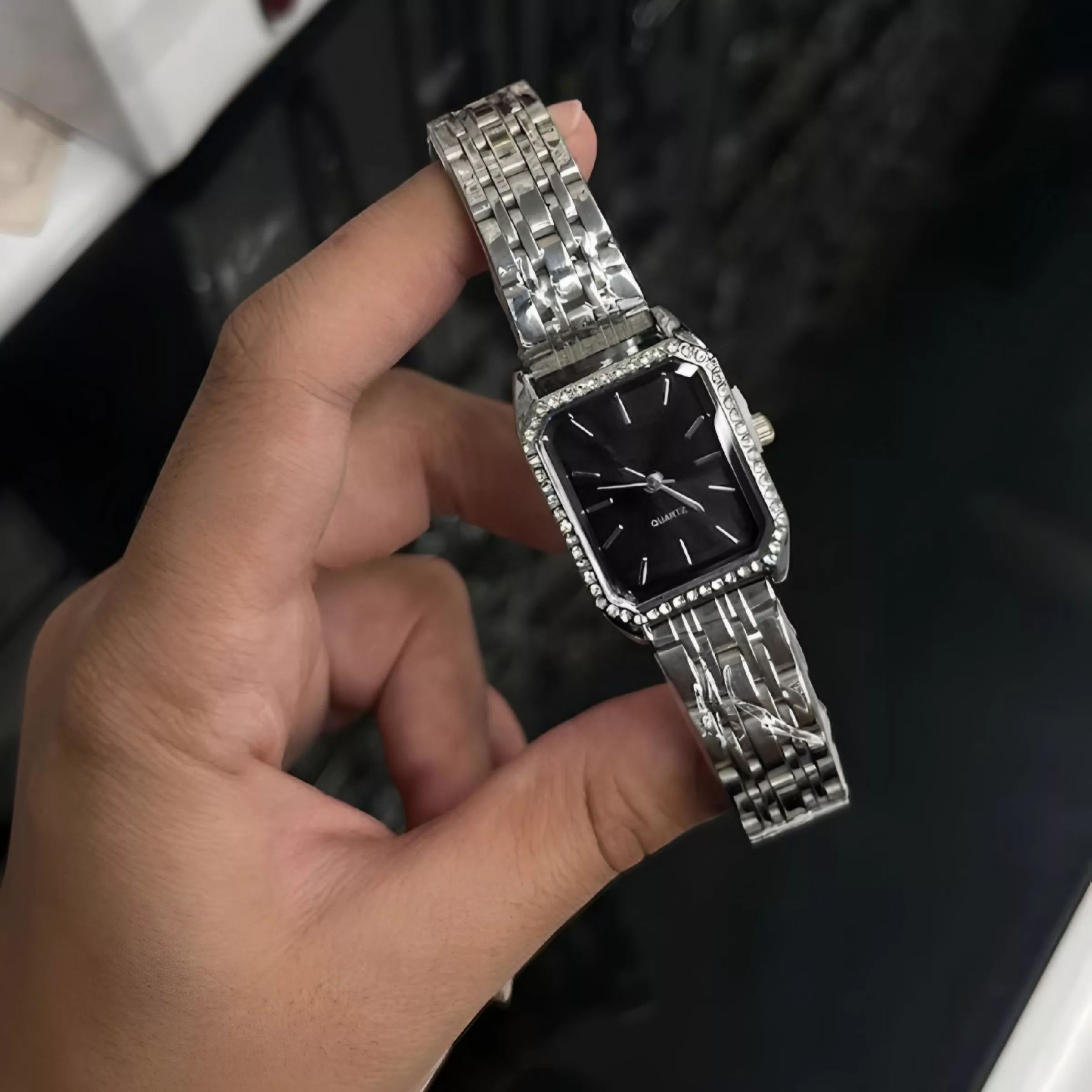 ساعت مچی عقربه‌ای کوارتز زنانه مدل لوکس کلاسیک بند طرح بافت قاب دور نگین کد ۴