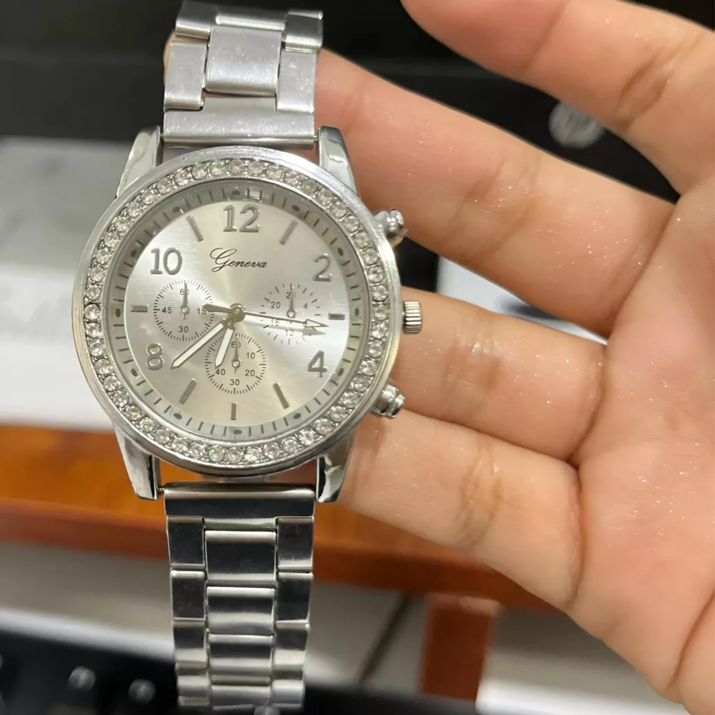 ساعت مچی عقربه ای زنانه جنوا مدل دور نگین تک موتور