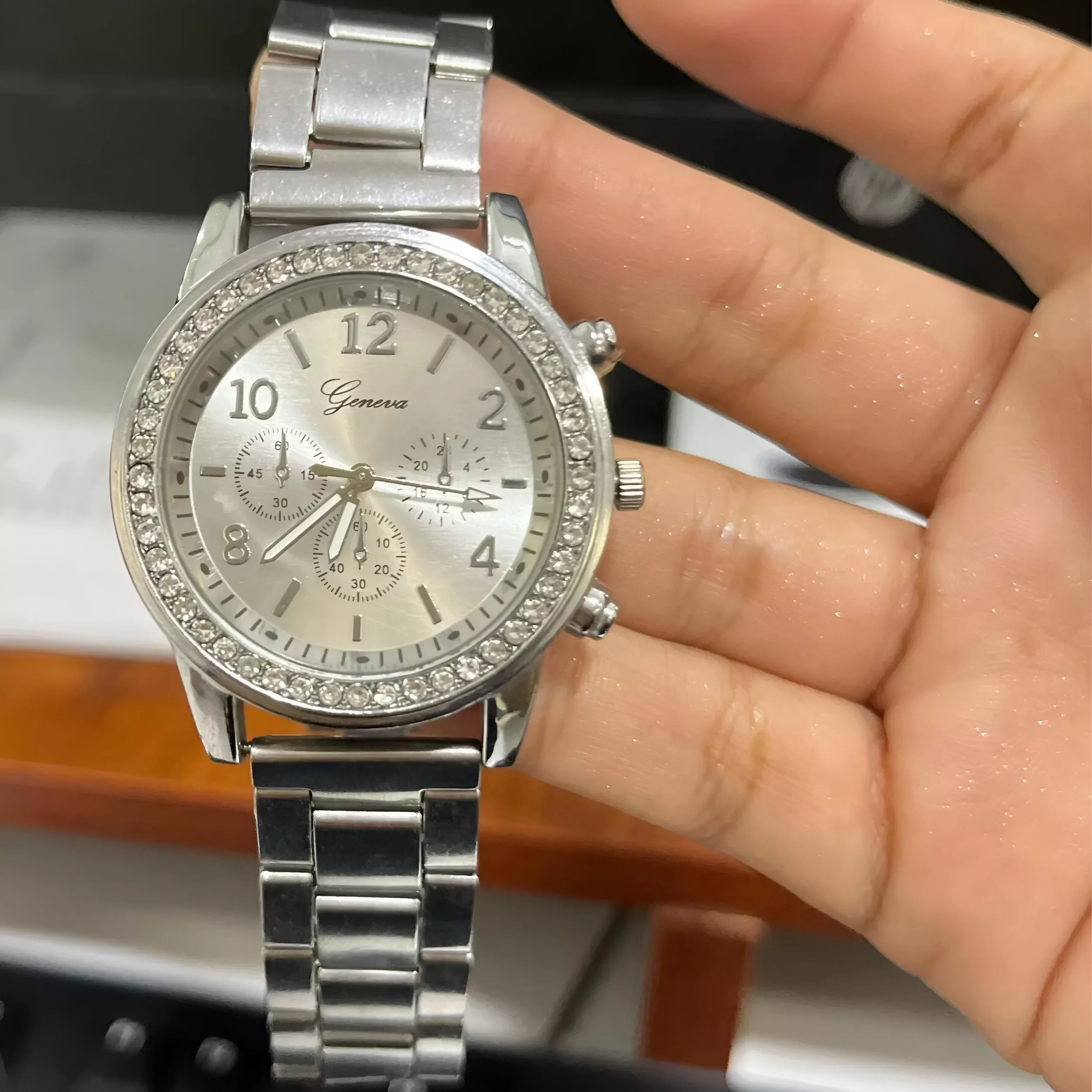 ساعت مچی عقربه ای زنانه جنوا مدل دور نگین تک موتور