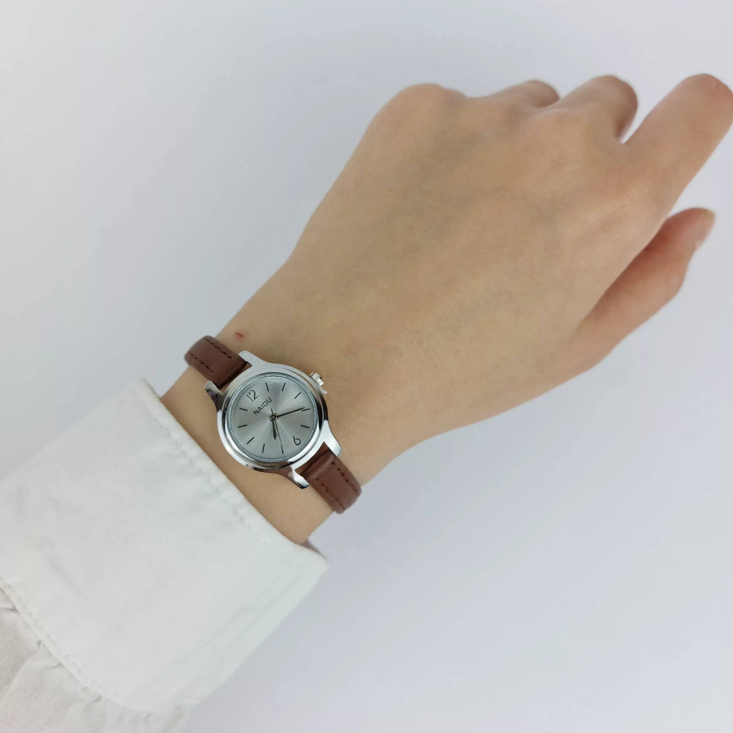 ساعت مچی عقربه‌ای کوارتز زنانه مدل چرم کلاسیک صفحه گرد کد NAI-01