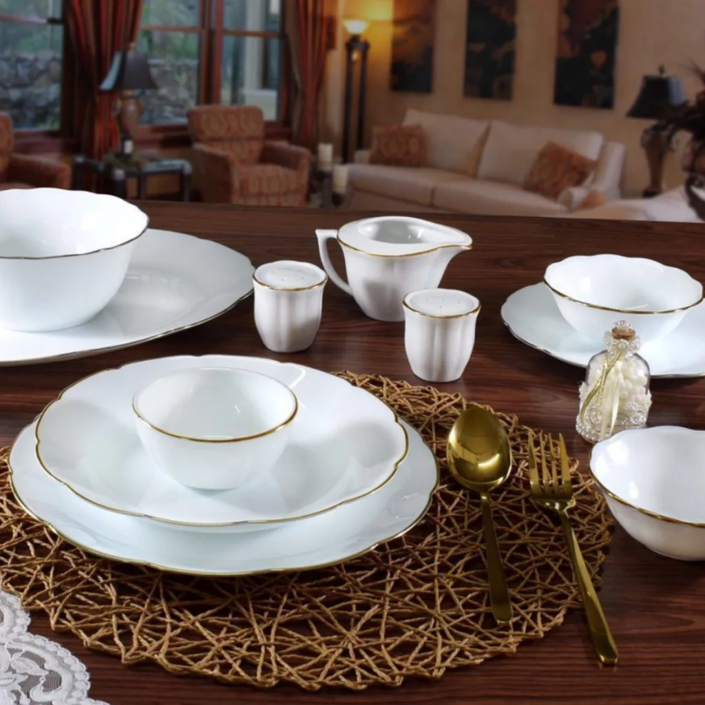 سرویس غذاخوری 26 پارچه مدل نیلوفری دور طلا