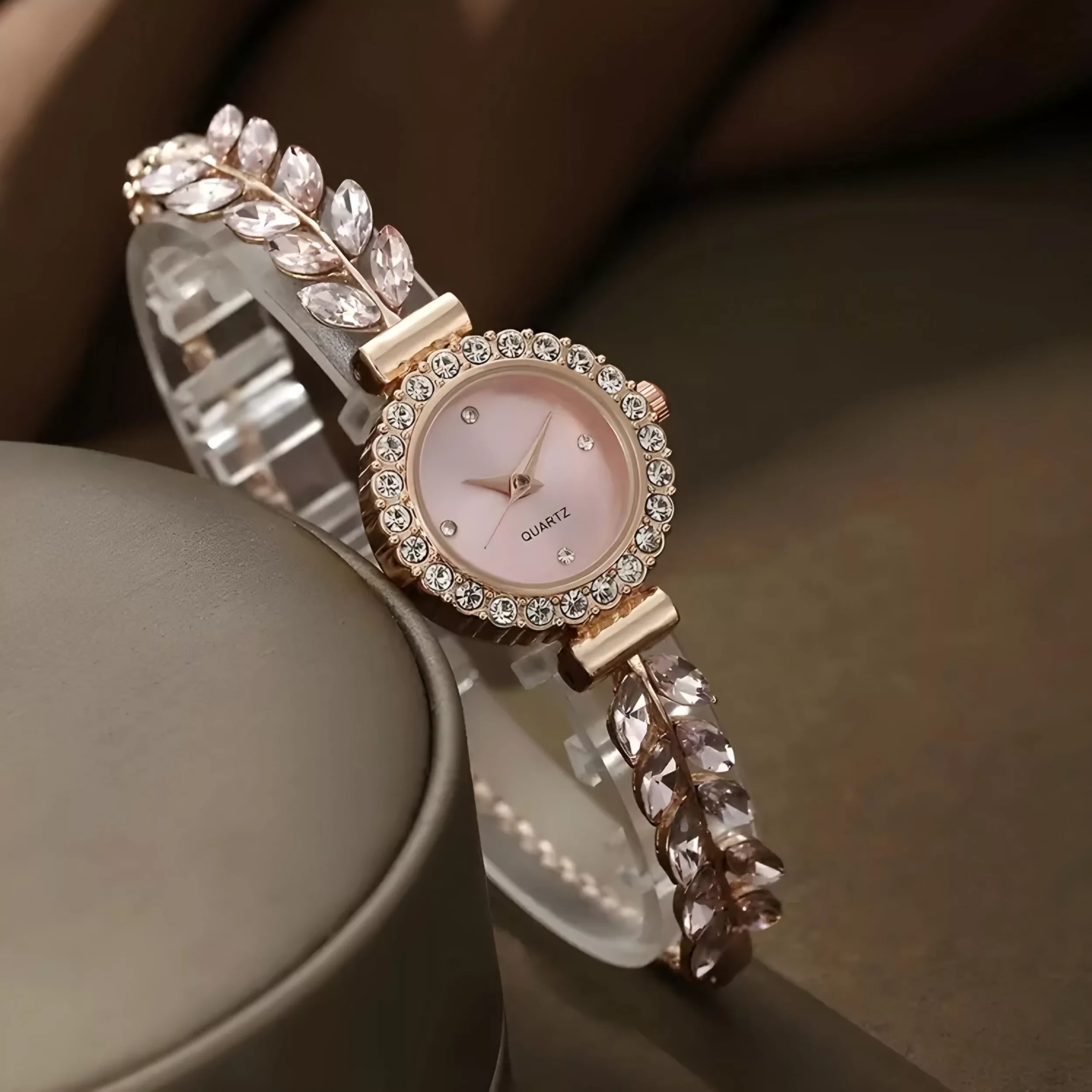 ساعت مچی عقربه ای زنانه مدل دور نگین بند نگین دار دستبندی قفل کرواتی