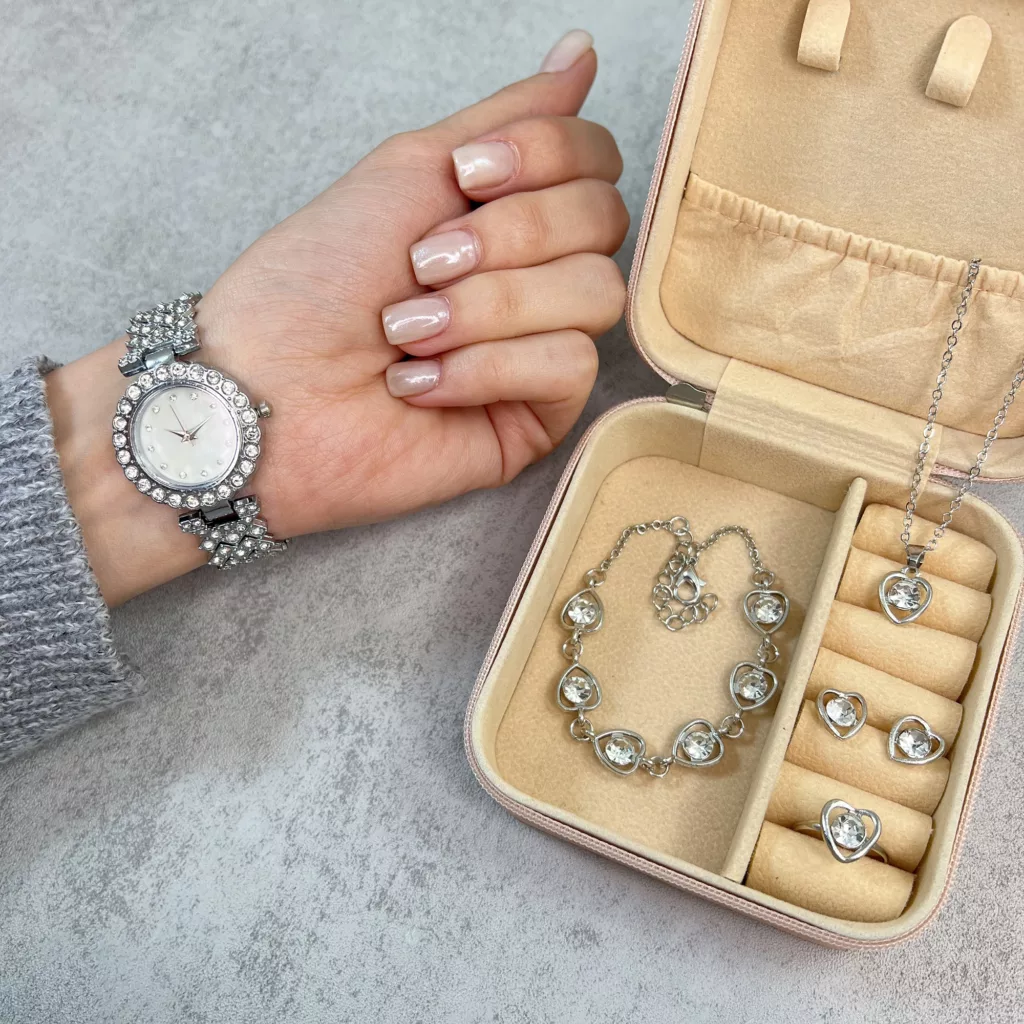 ست ساعت مچی عقربه‌ای کوارتز و ست زیورآلات زنانه مدل 438-7 SI