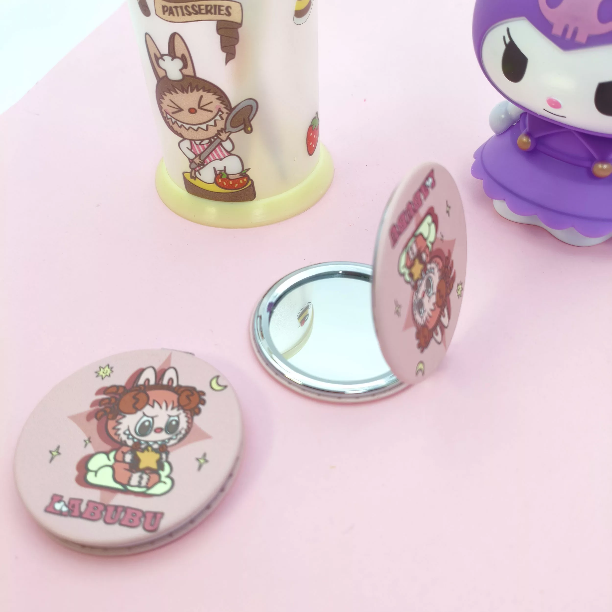 آینه آرایشی جیبی مدل تاشو طرح لبوبو