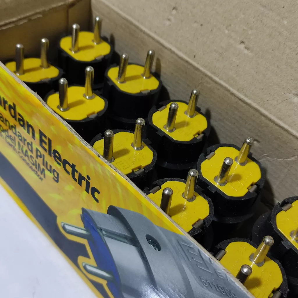 دوشاخه برق صنعتی فردان الکتریک مدل نسیم بسته 10 عددی