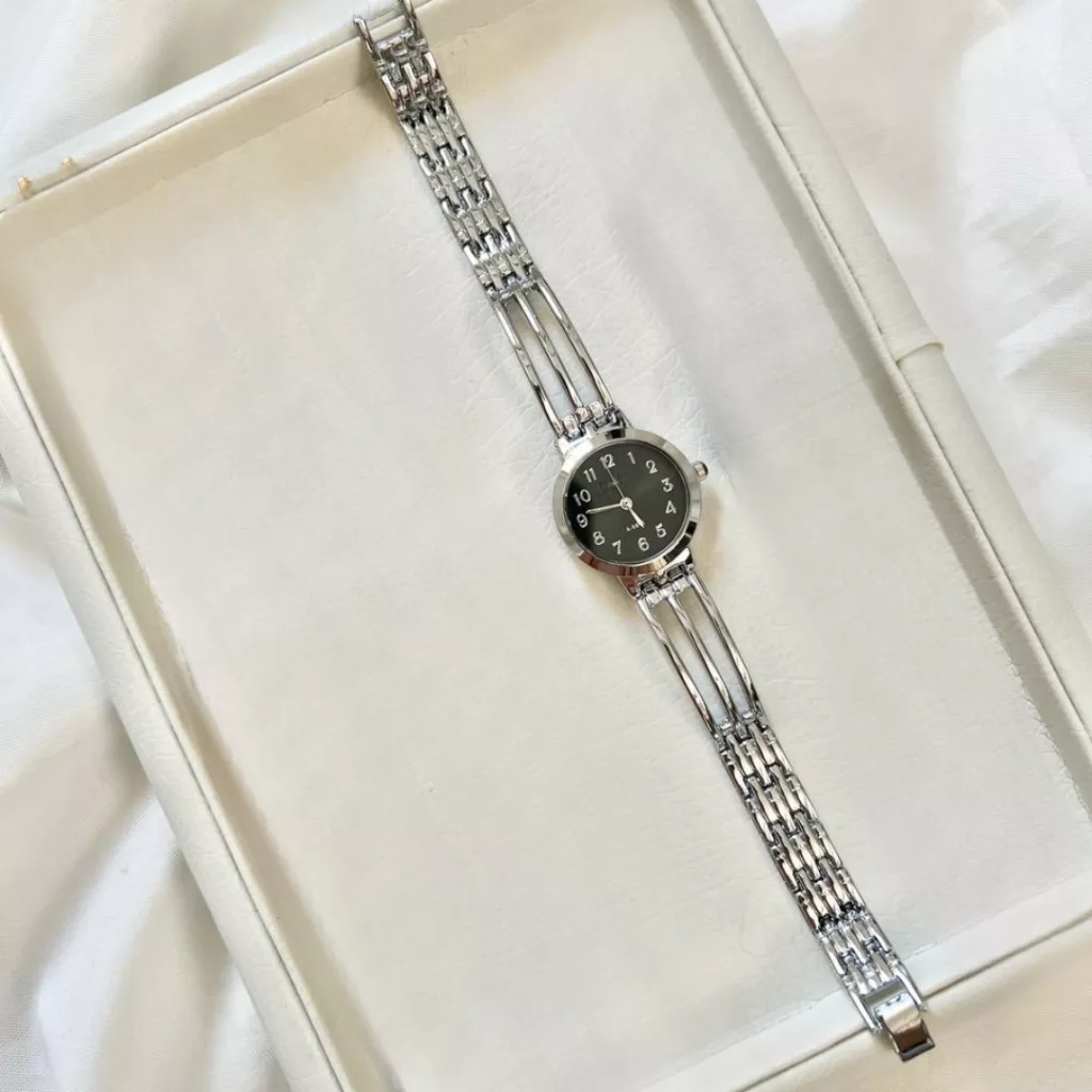 ساعت مچی عقربه‌ای کوارتز زنانه مدل ظریف بند دستبندی سه شاخه کد ۴