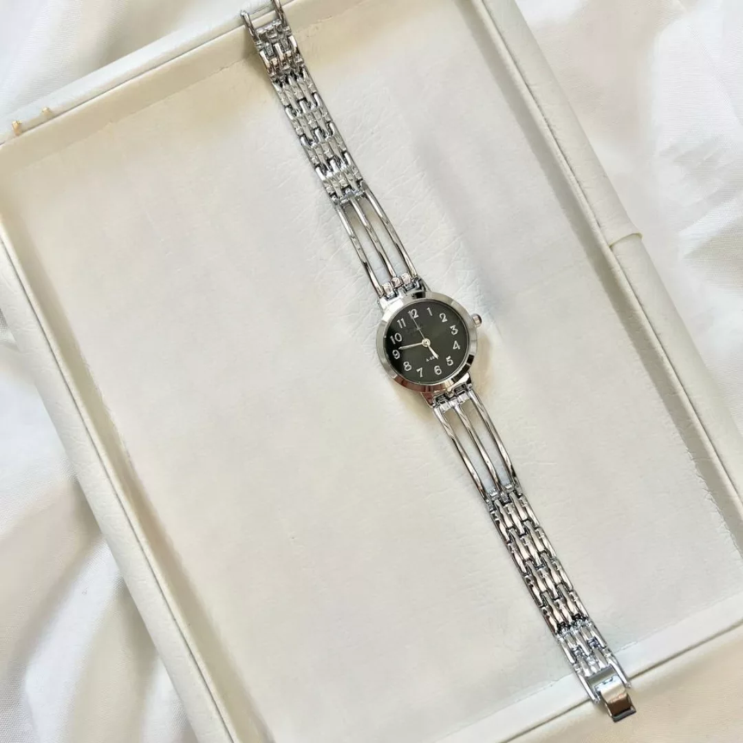 ساعت مچی عقربه‌ای کوارتز زنانه مدل ظریف بند دستبندی سه شاخه کد ۴