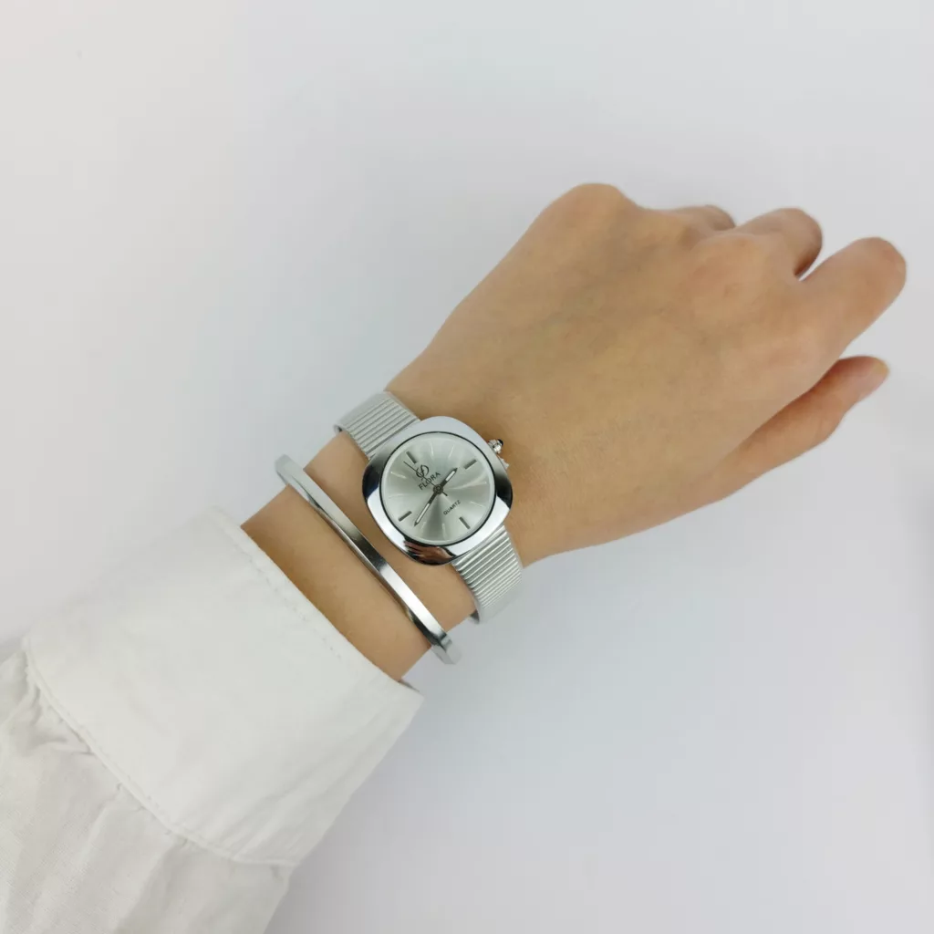 ساعت مچی عقربه‌ای کوارتز زنانه مدل کلاسیک بند کرکره‌ای کد ES-101