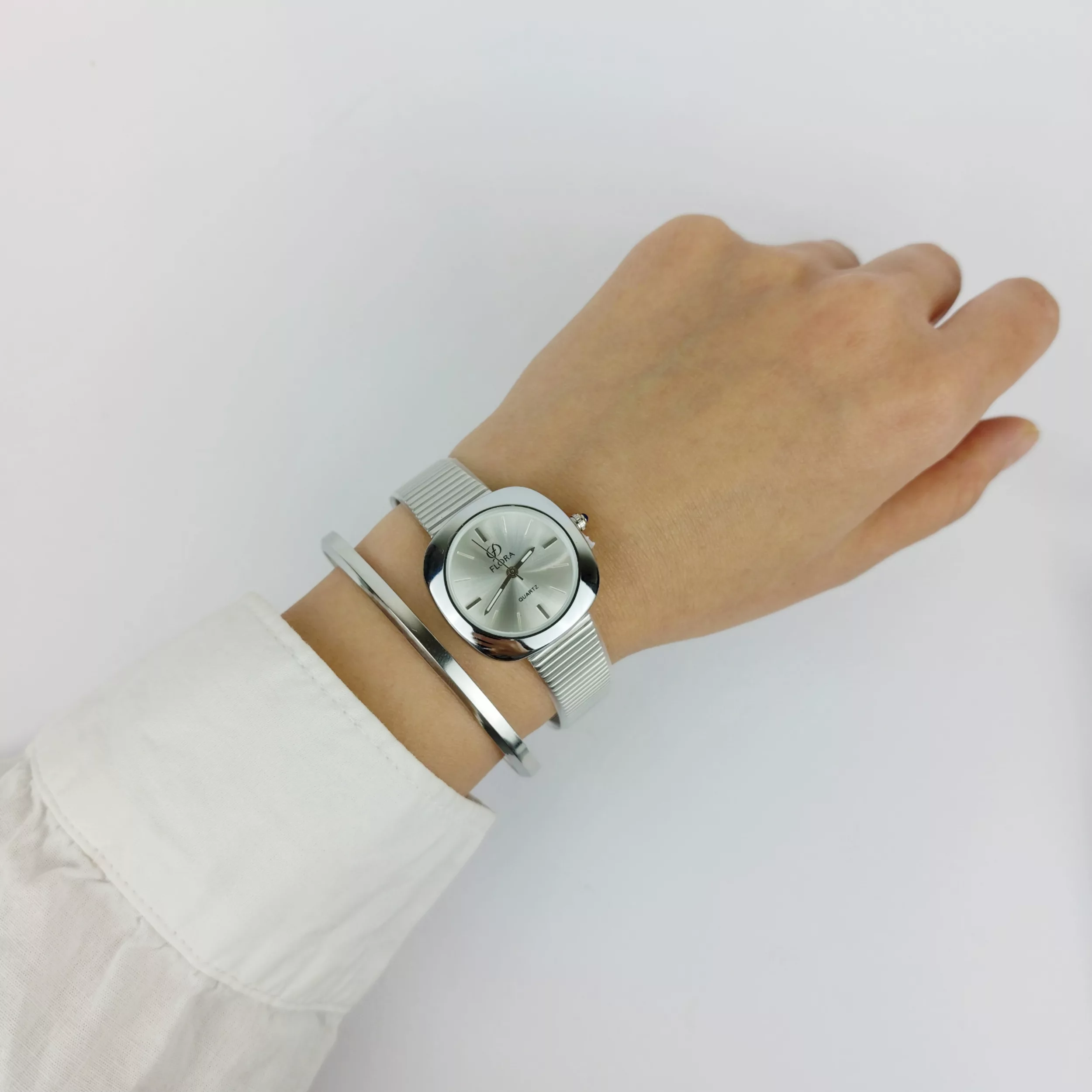 ساعت مچی عقربه‌ای کوارتز زنانه مدل کلاسیک بند کرکره‌ای کد ES-101