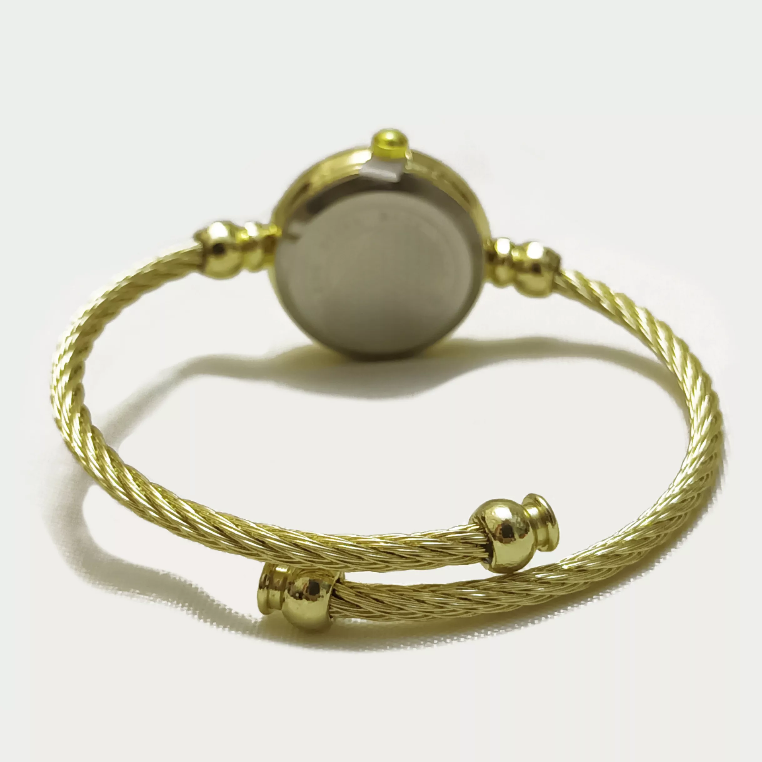 ساعت مچی عقربه ای زنانه مدل بنگل النگویی ظریف کد 1.1