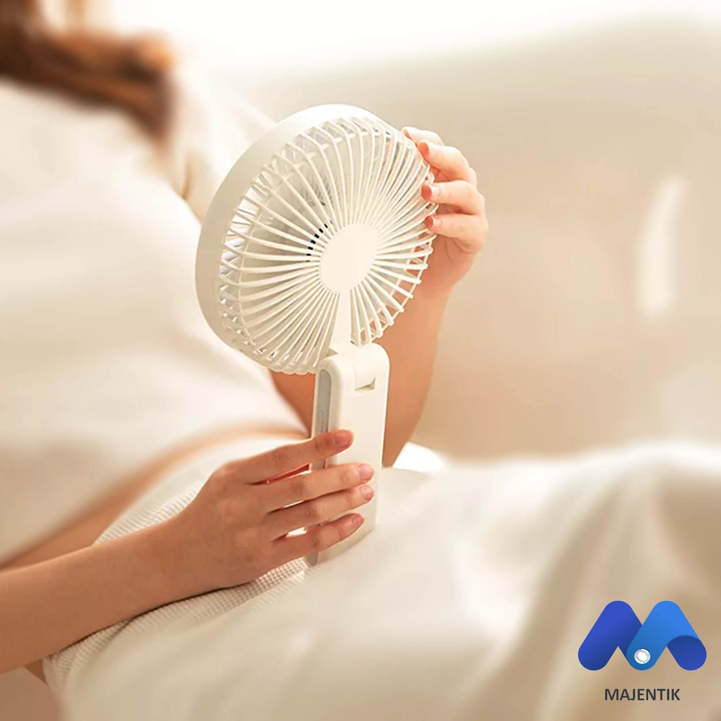 پنکه شارژی مجنتیک مدل F07 ظرفیت 4000 میلی آمپرساعت