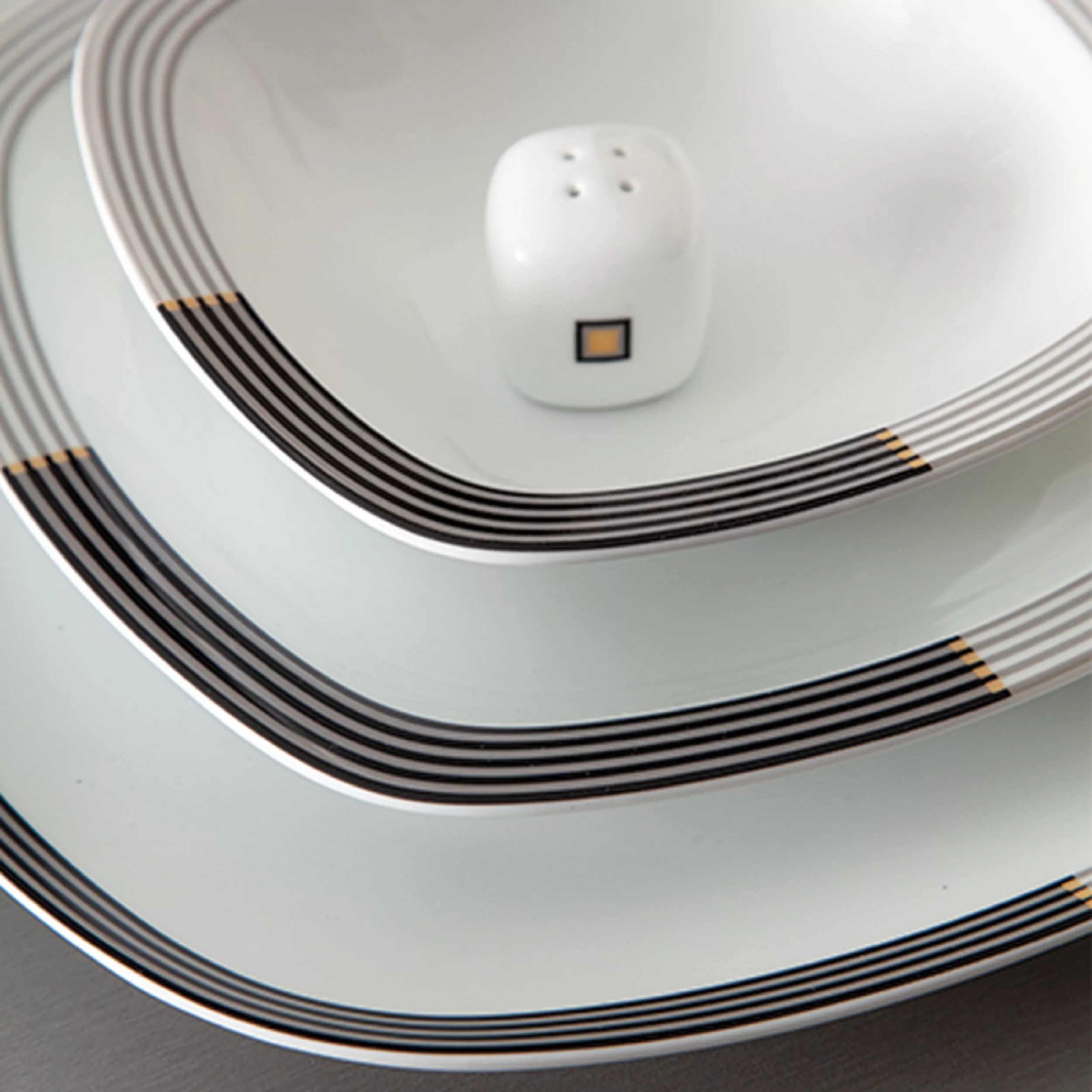 سرویس غذاخوری 27 پارچه چینی زرین ایران مدل کواترو وگاس اوریت درجه 3