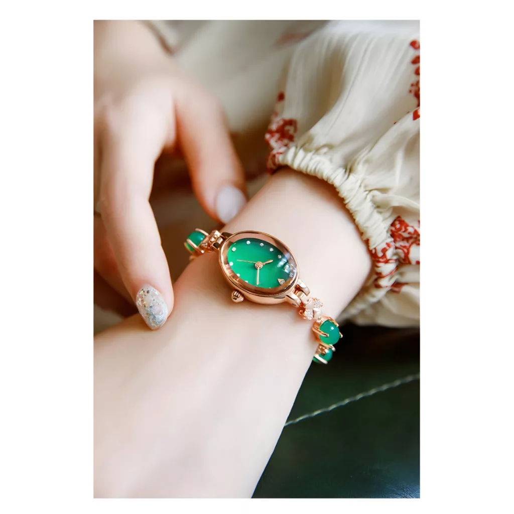 ساعت مچی عقربه ای زنانه مدل نگین دار دستبندی طرح زمردی