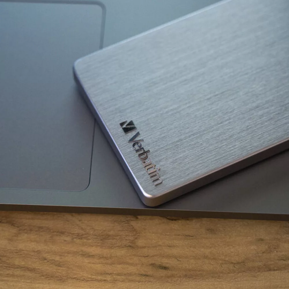 هارد اکسترنال ورباتیم مدل Store n Go ALU Slim ظرفیت یک ترابایت دارای رابط USB Type-A 3.2