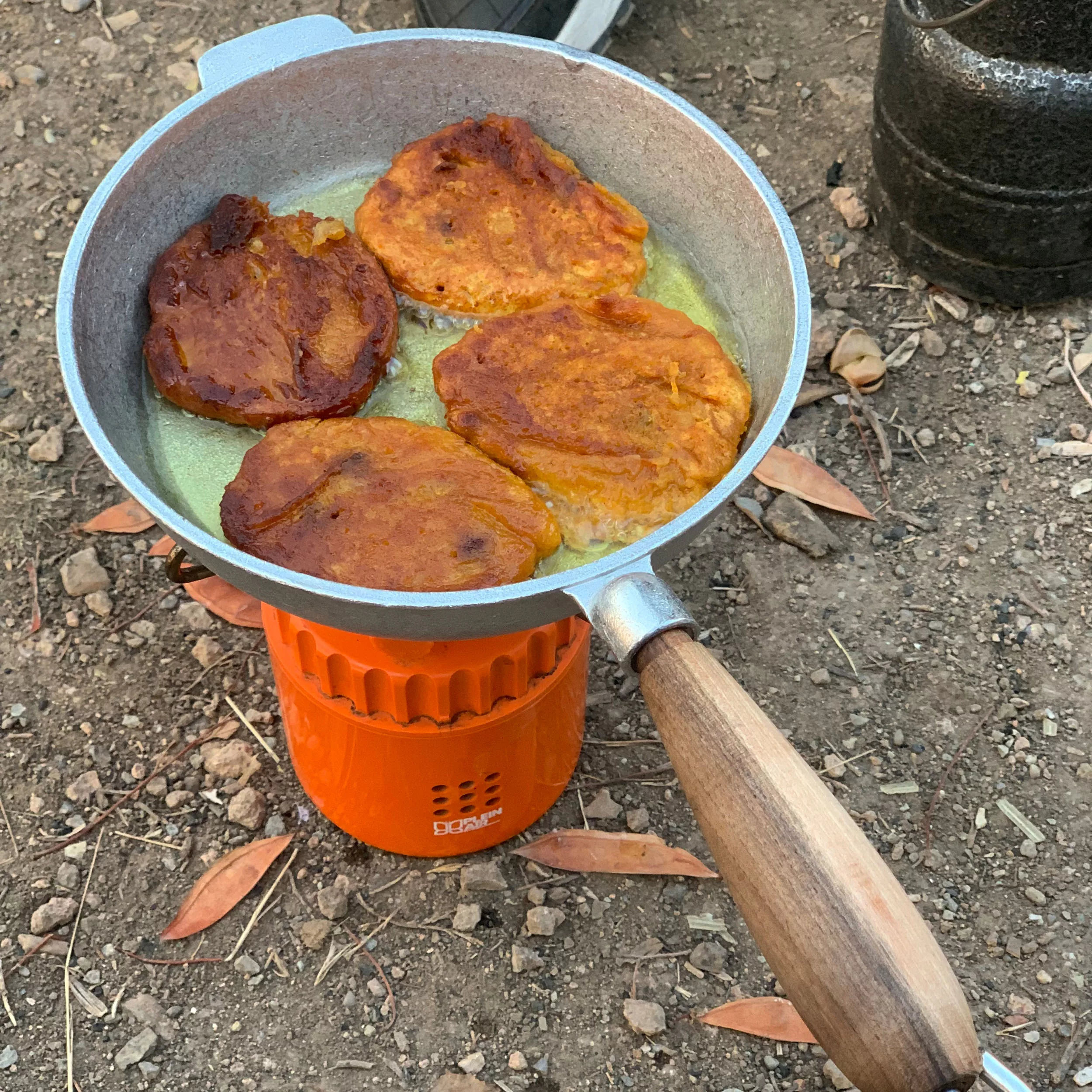 تابه سفری مدل روسی دسته چوبی کمپی