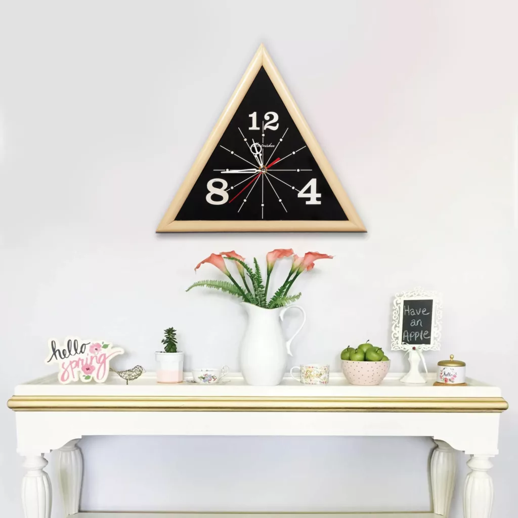 ساعت دیواری مدل مثلثی