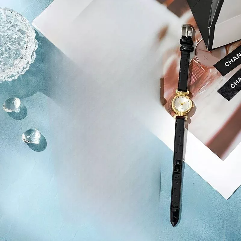 ساعت مچی عقربه ای زنانه مدل چرمی ظریف کد 005