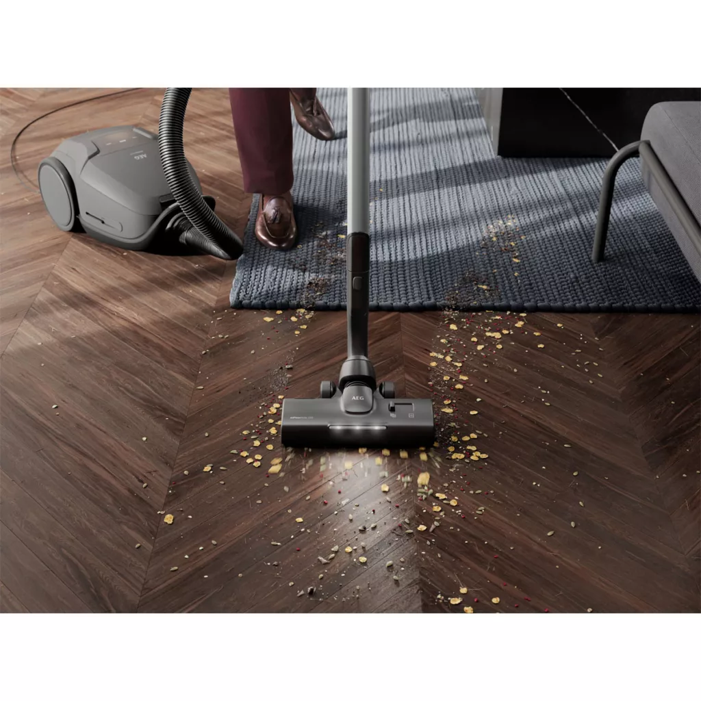 جاروبرقی 650 وات آ ا گ مدل AB81A2DG