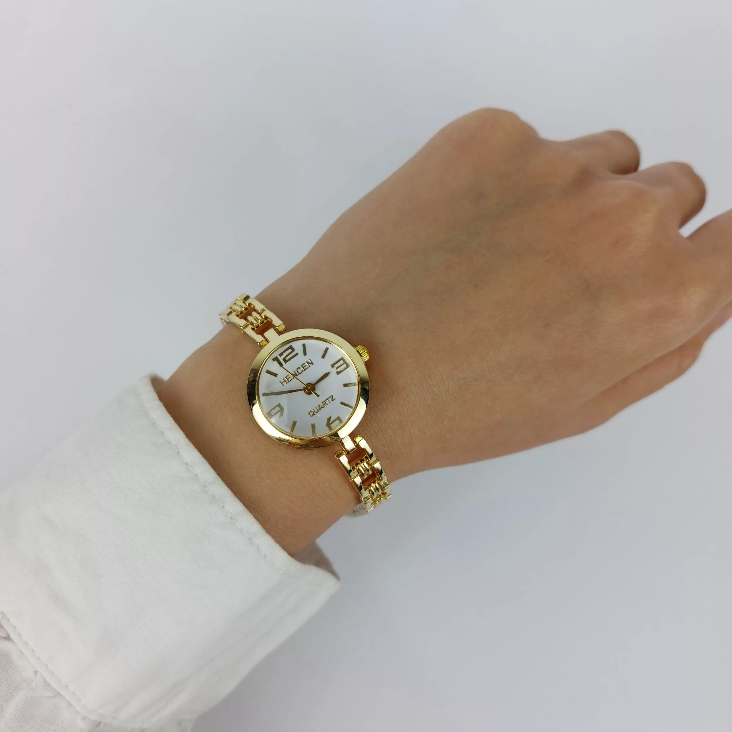 ساعت مچی عقربه‌ای کوارتز زنانه مدل مینیمال بند دستبندی کد HE-01