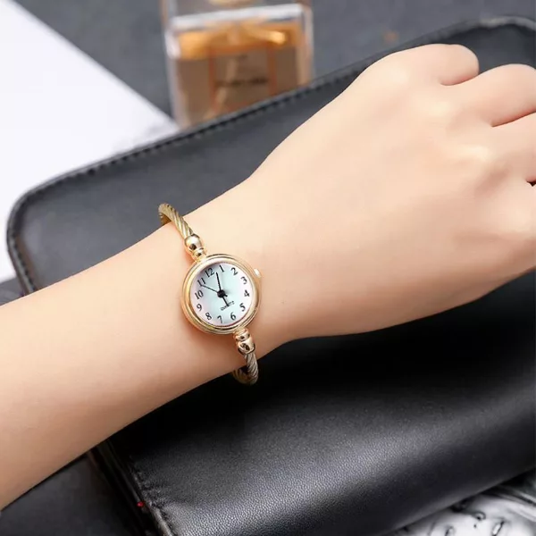 ساعت مچی عقربه ای زنانه مدل جینو کد MAF-ROZ-ADD1