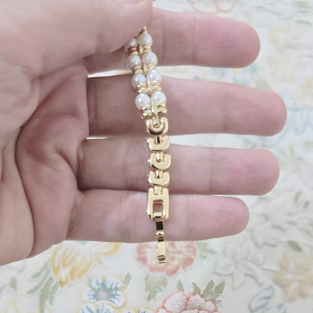 ساعت مچی عقربه‌ای کوارتز زنانه مدل لوکس بند دستبندی مرواریدی قاب دور نگین کد ۱.۵