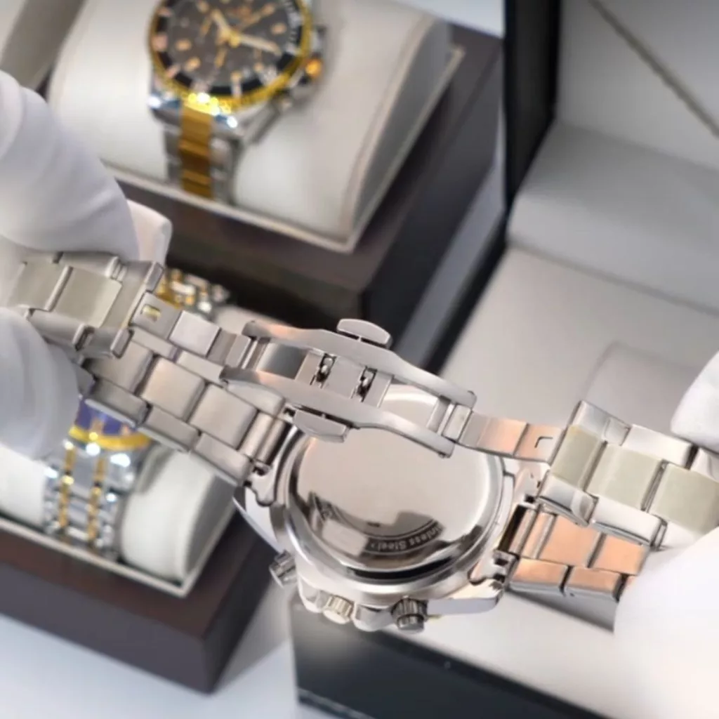 ساعت مچی عقربه‌ای کوارتز مردانه وا وا ووم مدل سه موتور فعال کورنوگراف قاب تاچیمتر کد 004