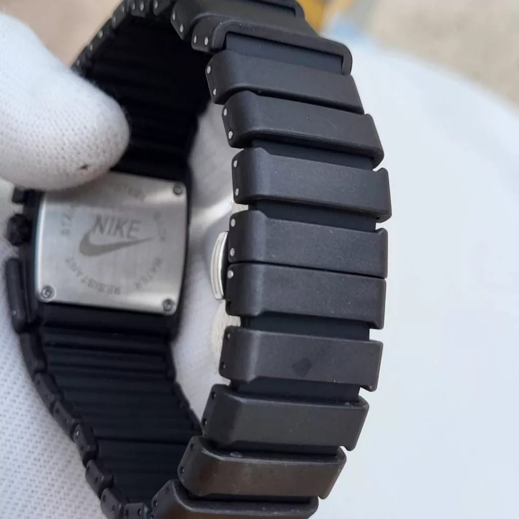 ساعت مچی عقربه‌ای کوارتز مردانه مدل اسپرت بند کربنی سبک قفل مخفی کد ۴