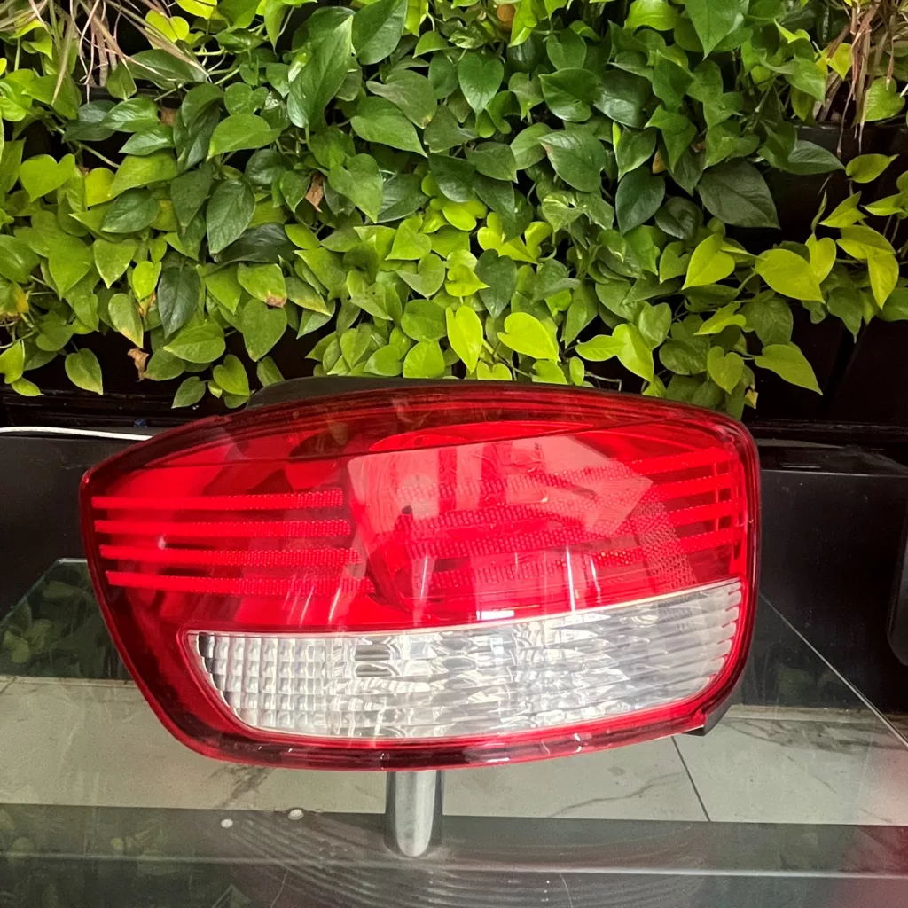 چراغ عقب چپ جمع ساز کد 102154 مناسب برای تیبا هاچ بک