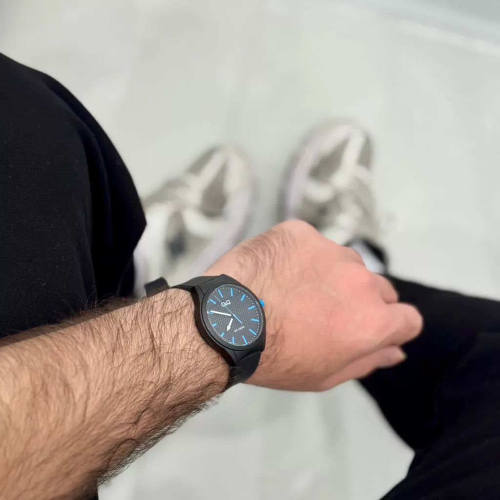 ساعت مچی عقربه‌ای کوارتز مردانه کیو اند کیو مدل بند پیو کد Q2