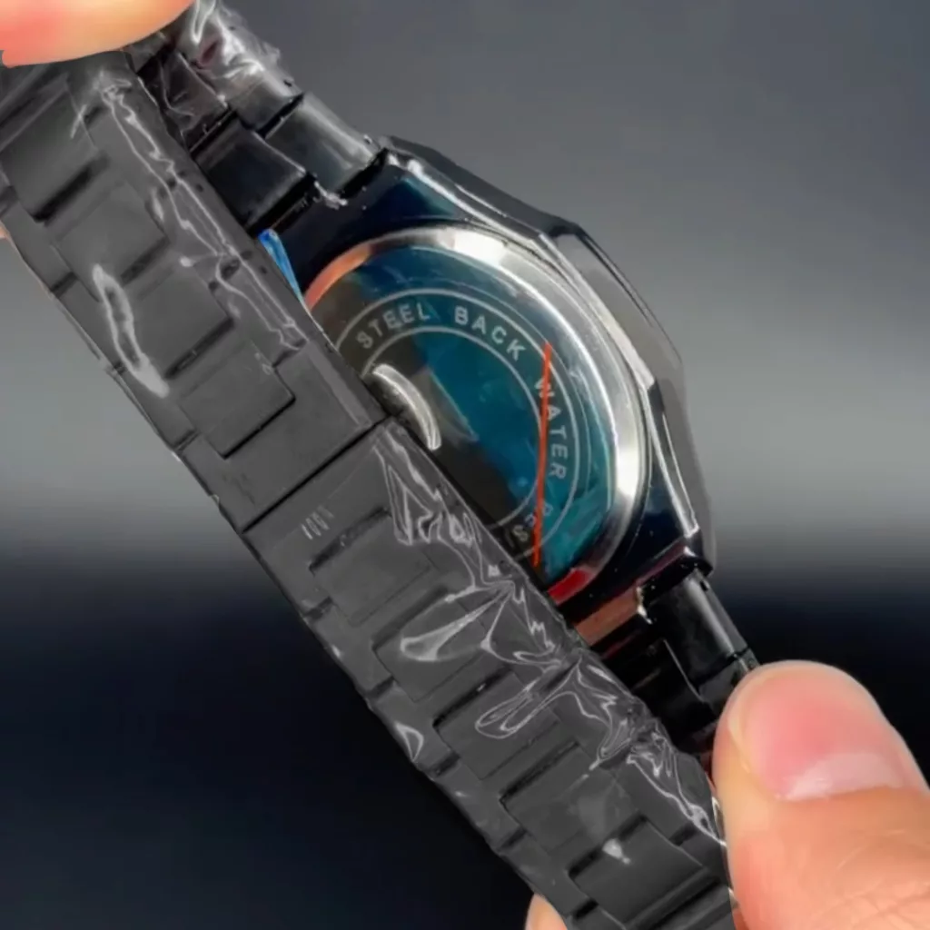 ساعت مچی عقربه‌ای کوارتز مردانه مدل اسپرت صفحه طرح‌دار قفل مخفی بند فلزی کد 1