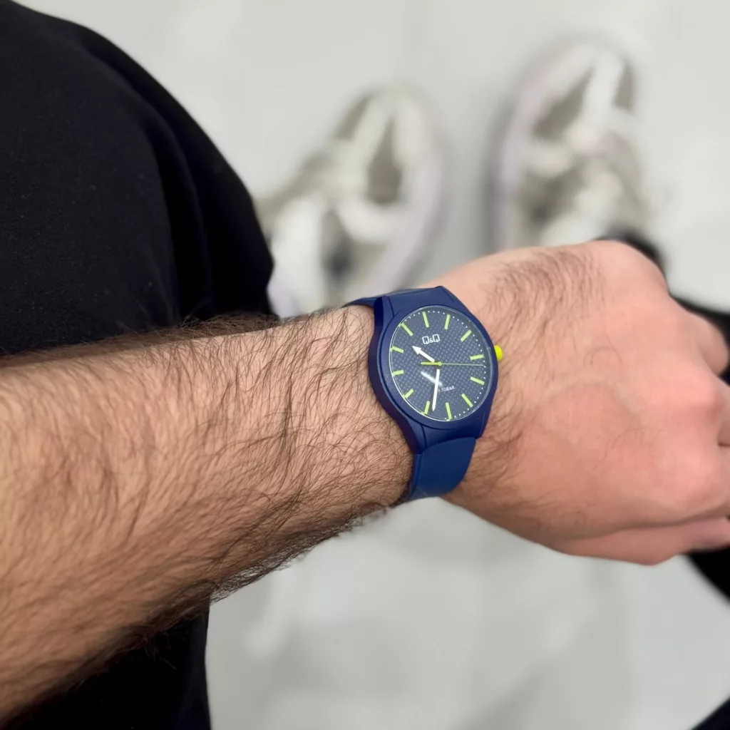 ساعت مچی عقربه‌ای کوارتز مردانه کیو اند کیو مدل بند پیو کد Q1