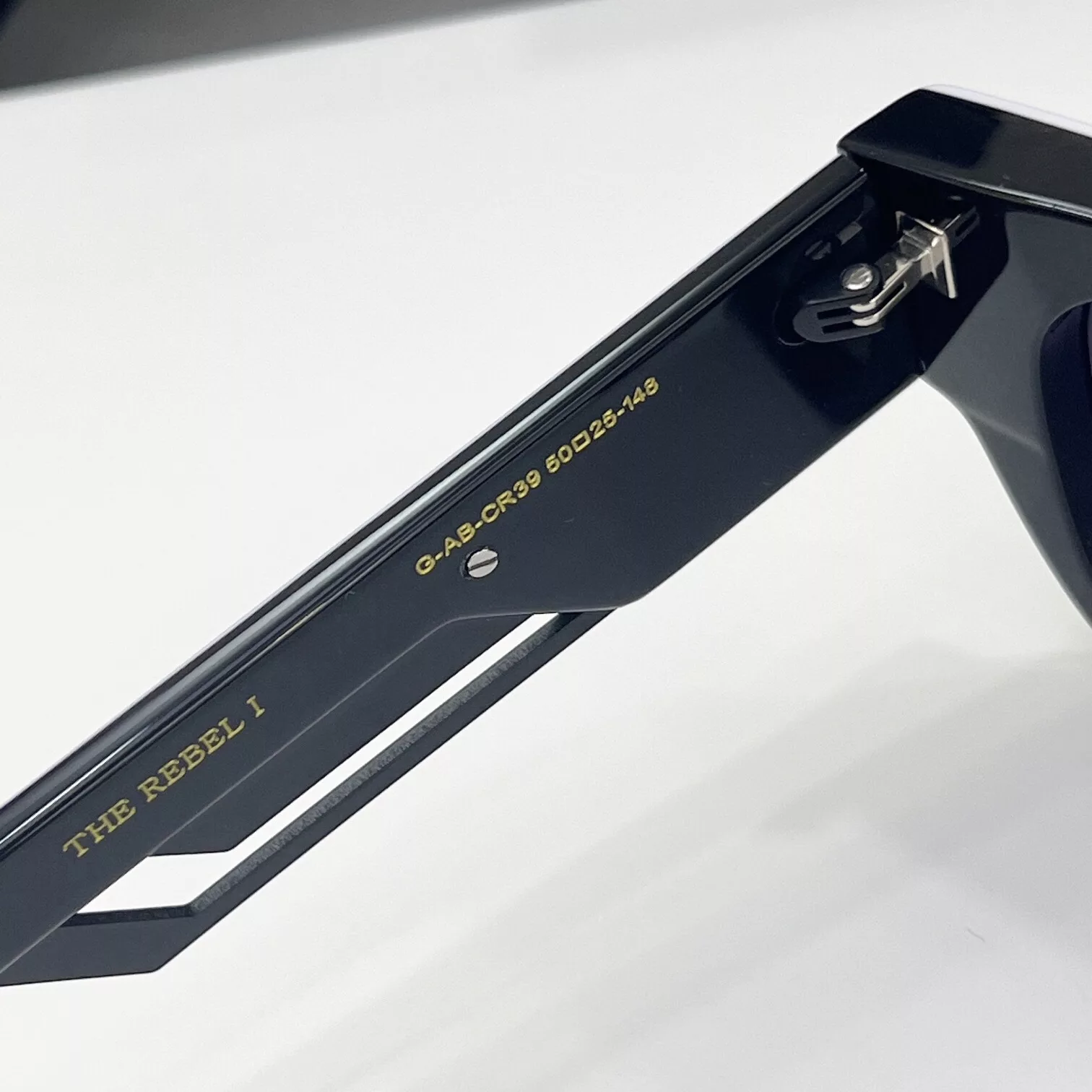 عینک آفتابی فرم خاص میباخ مدل THE REBEL