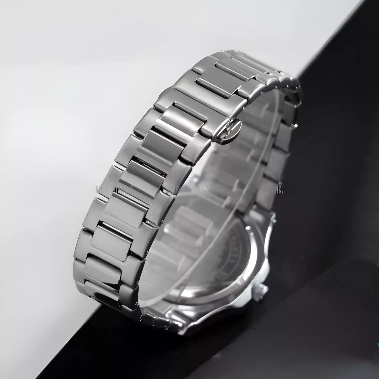 ساعت مچی عقربه‌ای کوارتز مردانه مدل تقویم دار طرح ناتیلوس کد 108